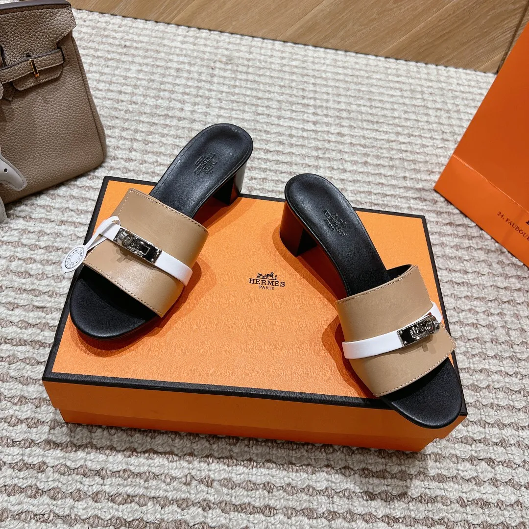 👟👟Ex-factory price 540👟👟 High version of the 2024 spring and summer new HERMES Hermès counter new style. The wedge-heeled Erjiu sandals and slippers, which have been extremely popular recently, are paired with various colorful socks. They are very trendy. Upper: cowhide. Outsole: technological imitation wood sole. Heel height: about 7cm. Size: Female 35-41 (40/41 non-refundable and non-exchangeable)